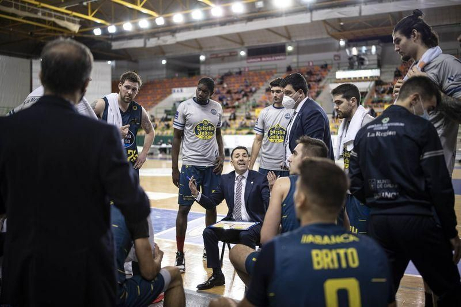 Gonzalo García de Vitoria levanta los brazos buscando motivar a sus jugadores. (FOTO: ÓSCAR PINAL)