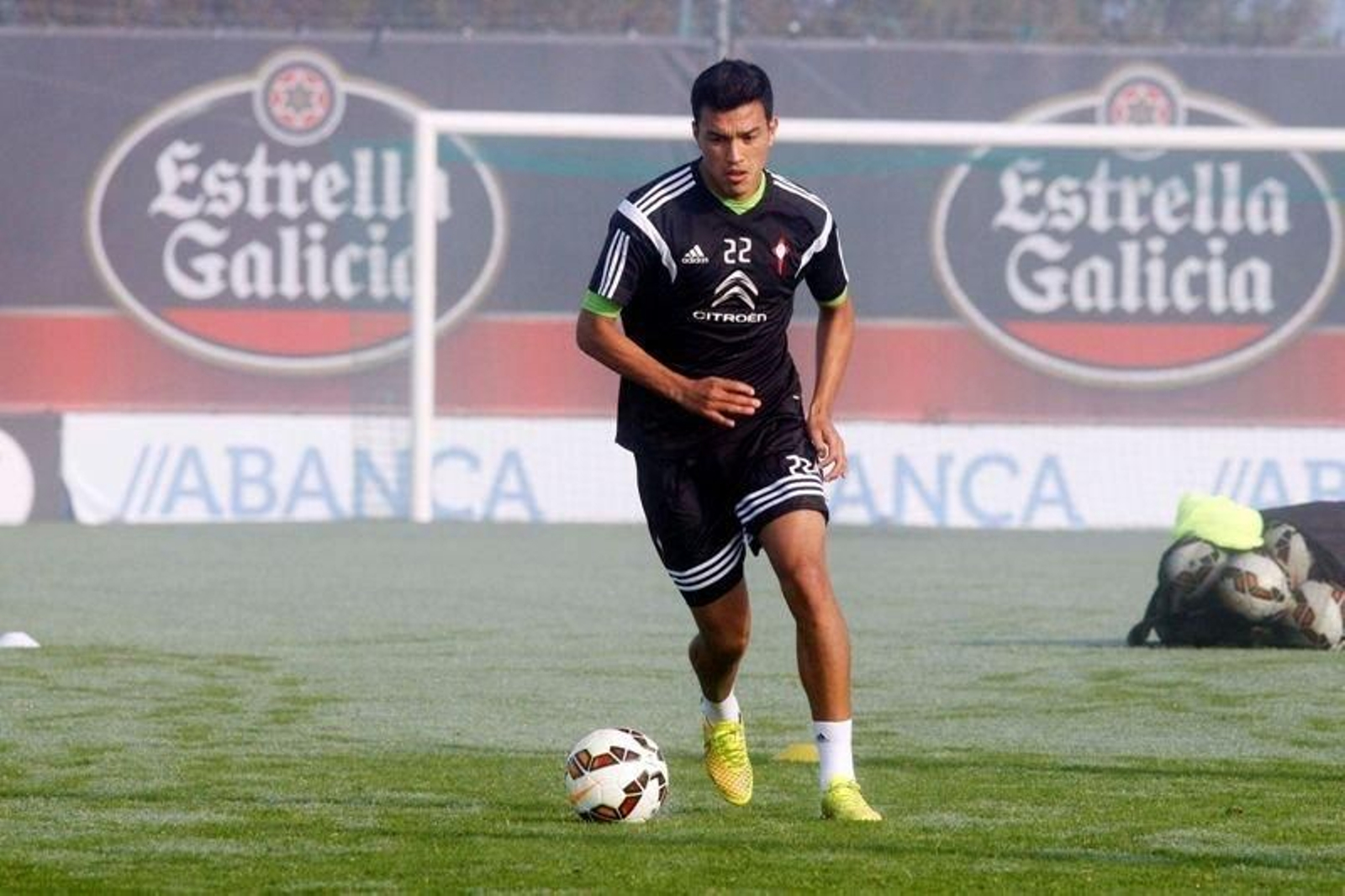 Gustavo Cabral conduce el balón durante un entrenamiento de esta semana en A Madroa.