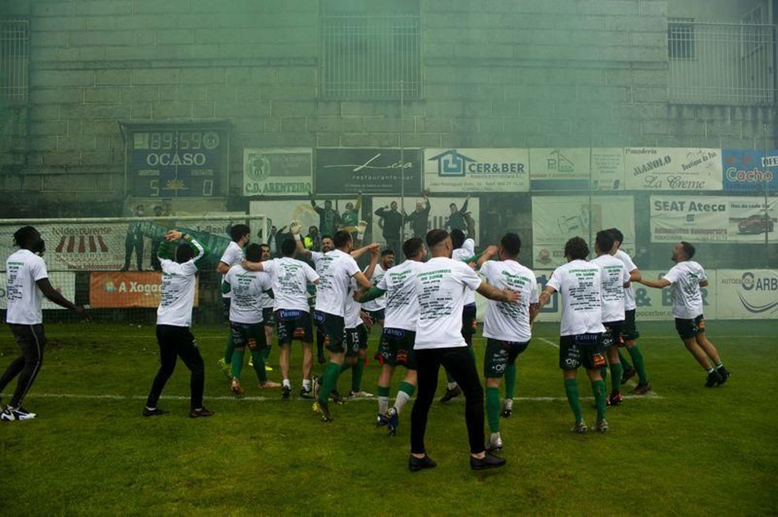 El Arenteiro celebra el ascenso a la Segunda Federación (MARTIÑO PINAL).
