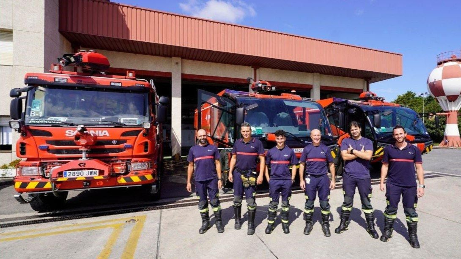 Los Bomberos de Peinador, con su material, dispuestos para cualquier acción inmediata.