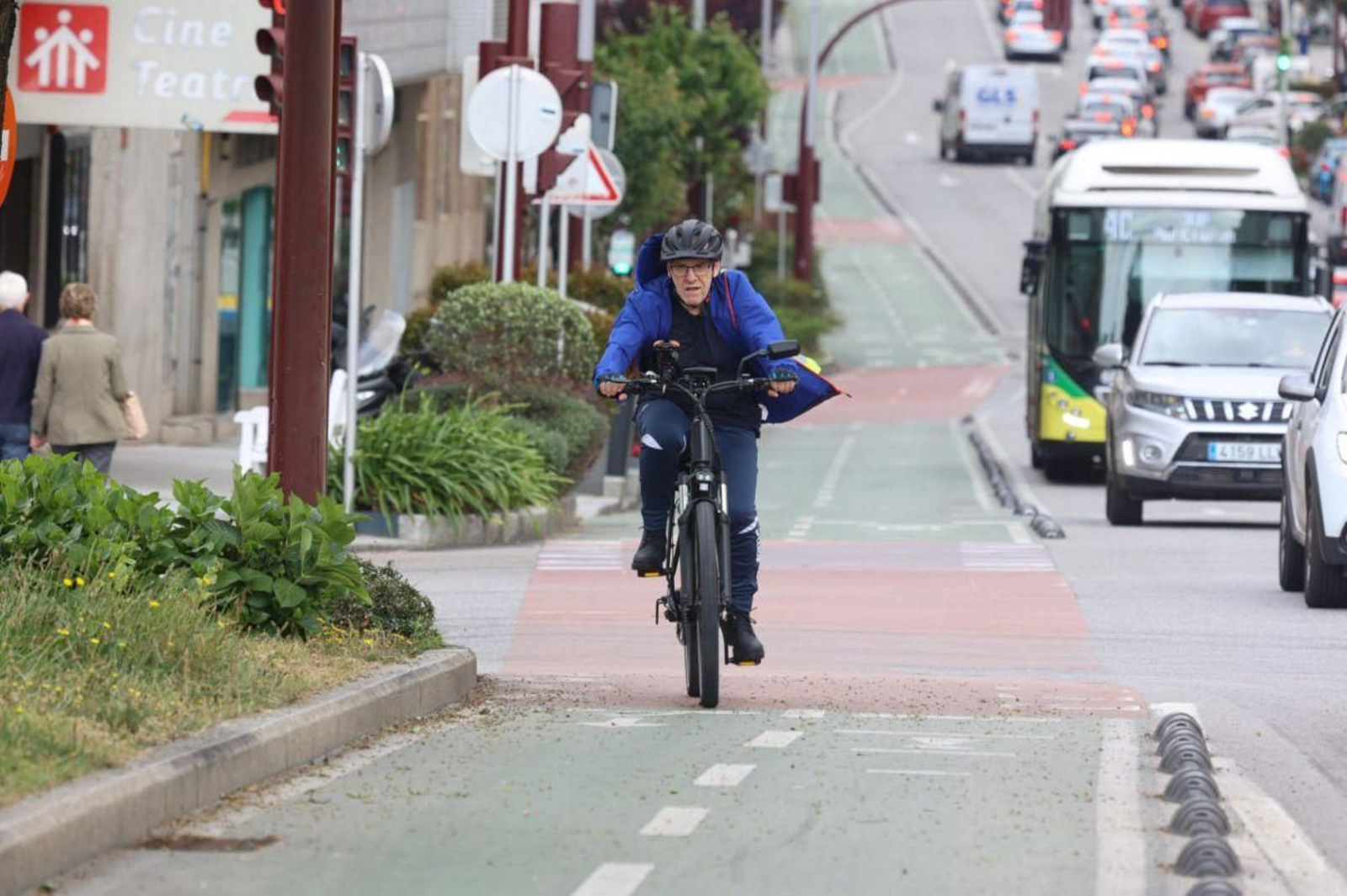Ciclista por el tramo del carril bici de la calle Venezuela.