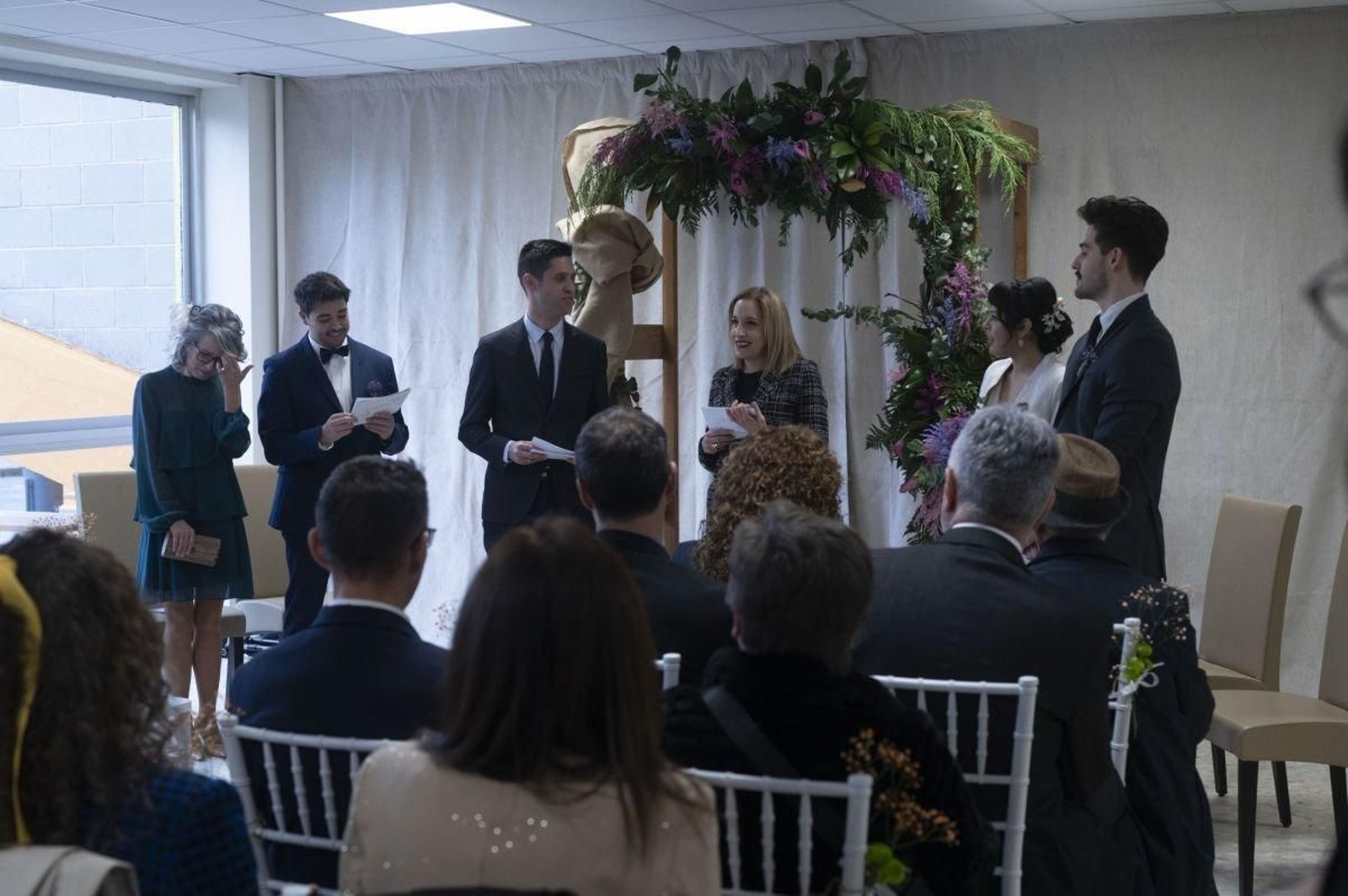 Los novios escuchan los discursos correspondientes antes de darse el sí quiero (foto: Martiño Pinal)