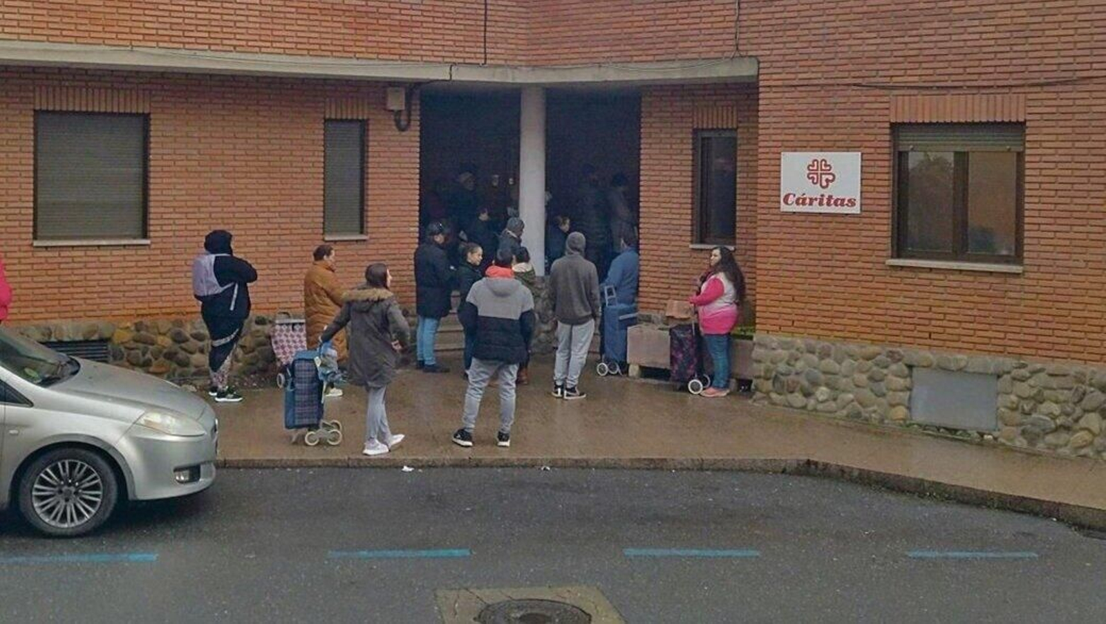 Un grupo de personas ante la oficina de Cáritas en O Barco.