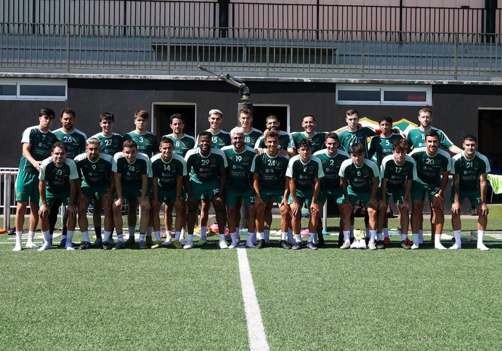 Los jugadores del Coruxo, en su primer día de entrenamiento del curso 2023-2024 en Fragoselo.