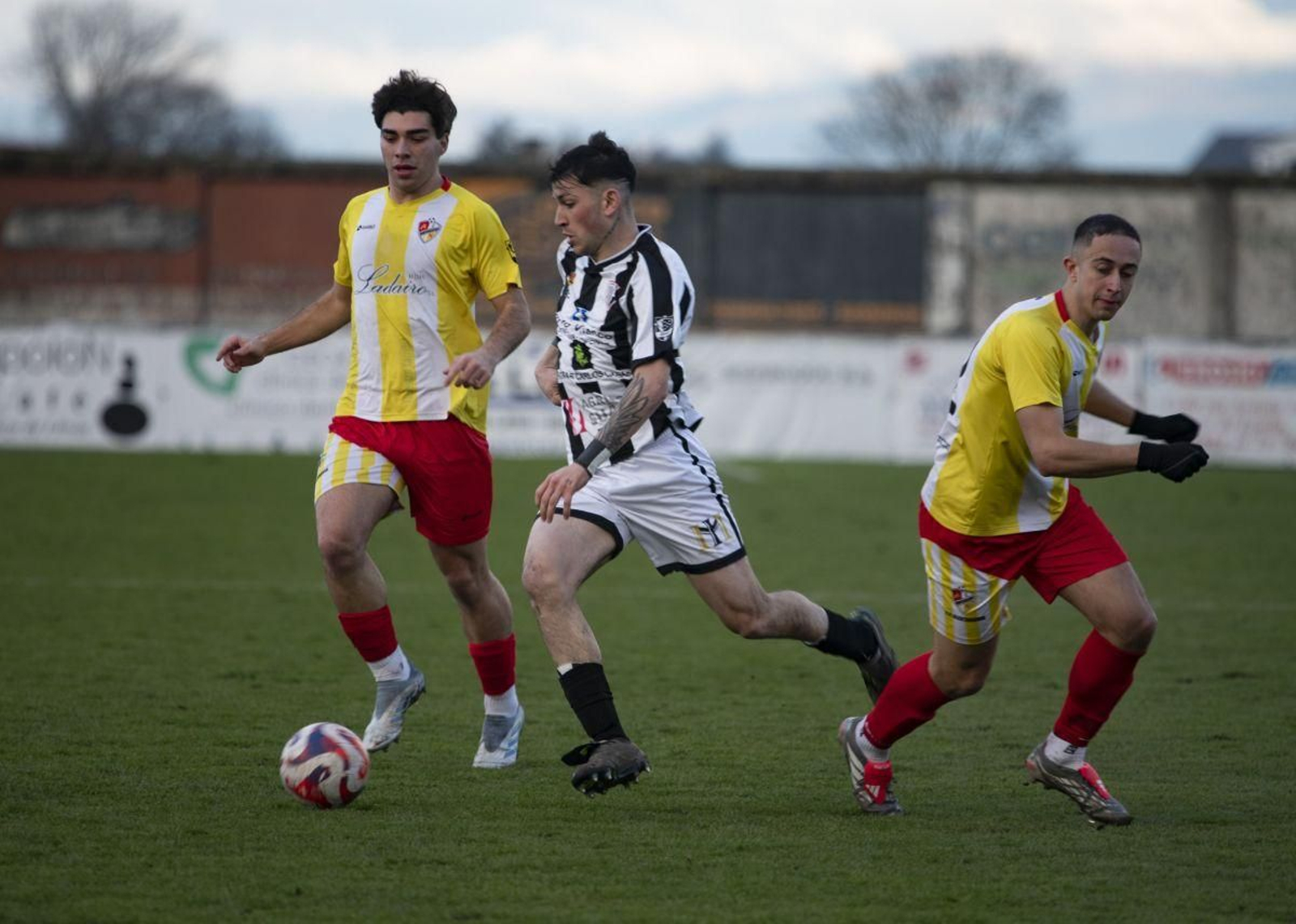 Tiago Teixeira, autor del primer gol del Antela, conduce el balón ante dos futbolistas del Alertanavia en A Moreira.