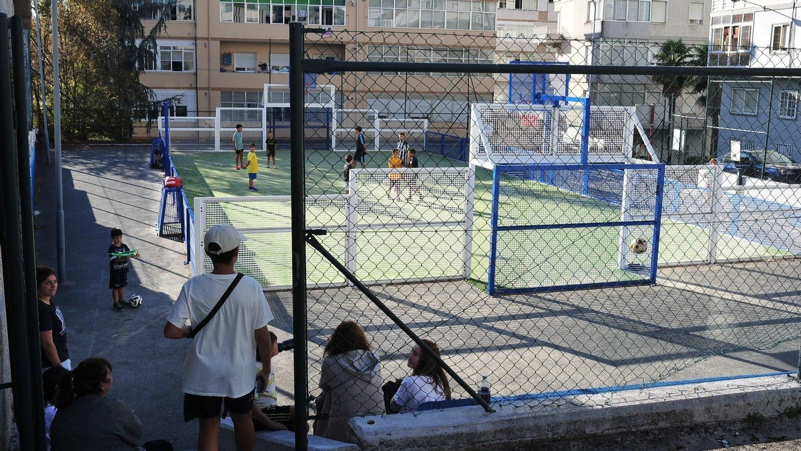 Cancha deportiva en A Cruz Alta con restricciones de horarios.  (Foto: José Paz)