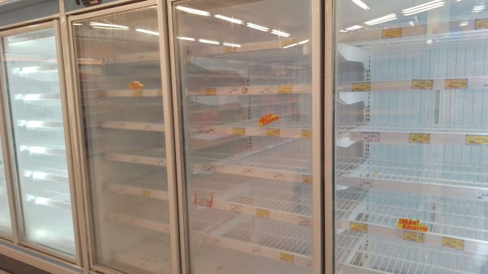 El congelador de un supermercado, completamente vacío.