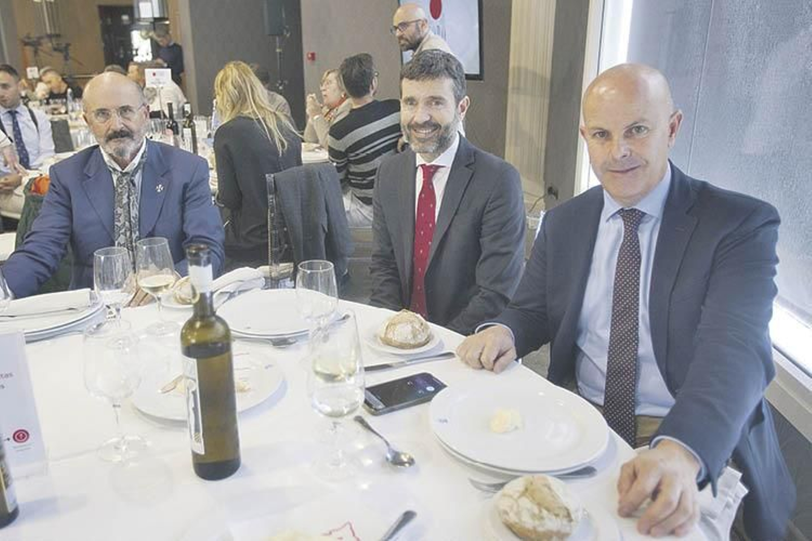 Ricardo Garrido, decano de los procuradores de Ourense; Victor Silva, representante de la Confederación Galega de Persoas con Discapacidade (Cogami), y Moisés Rodríguez; diputado autonómico por Pontevedra del Partido Popular.