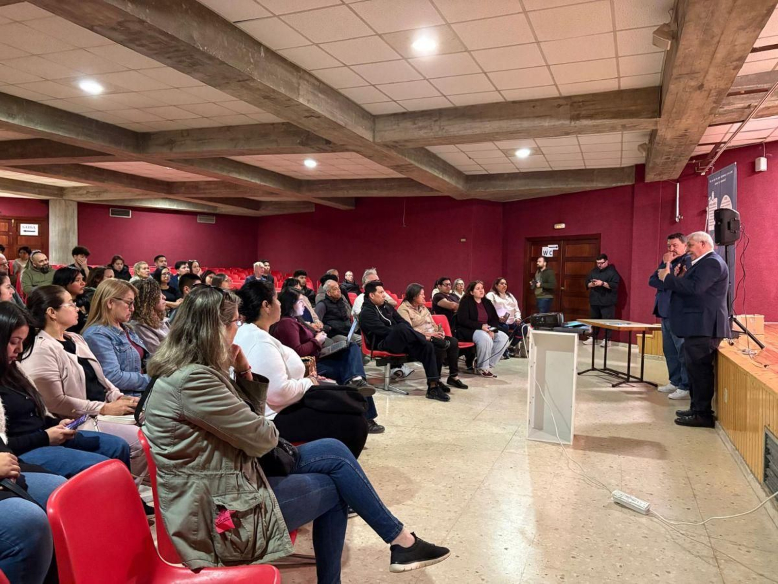 Manuel Pérez, de Amigos de Venezuela, y Ricardo Misa, de Vida Digna, durante una charla informativa para preparar la documentación necesaria