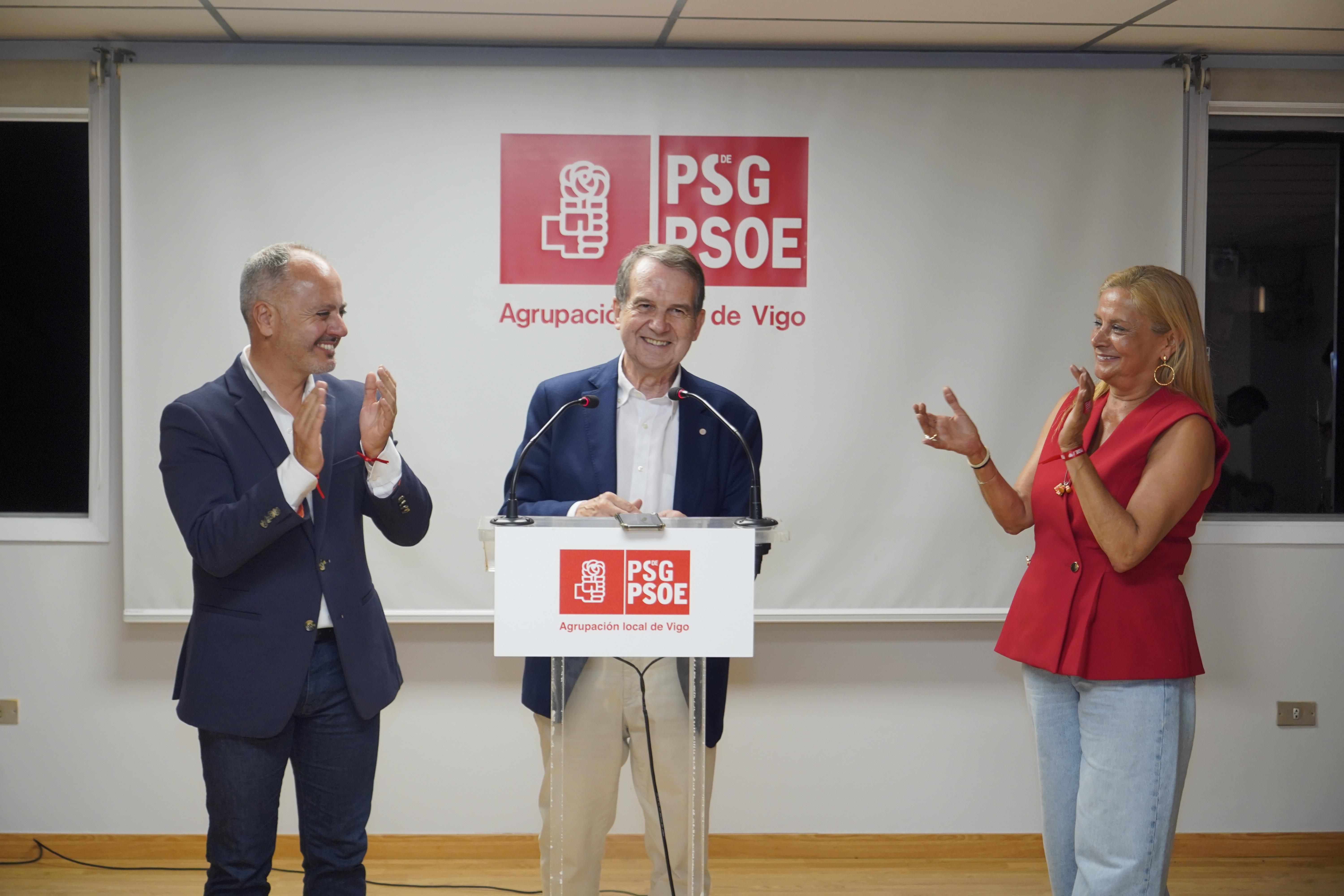 Abel Caballero valora los resultados de las elecciones generales junto a David Regades, primero en la lista del PSOE en Pontevedra para el Congreso, y Carmela Silva, que será senadora.
