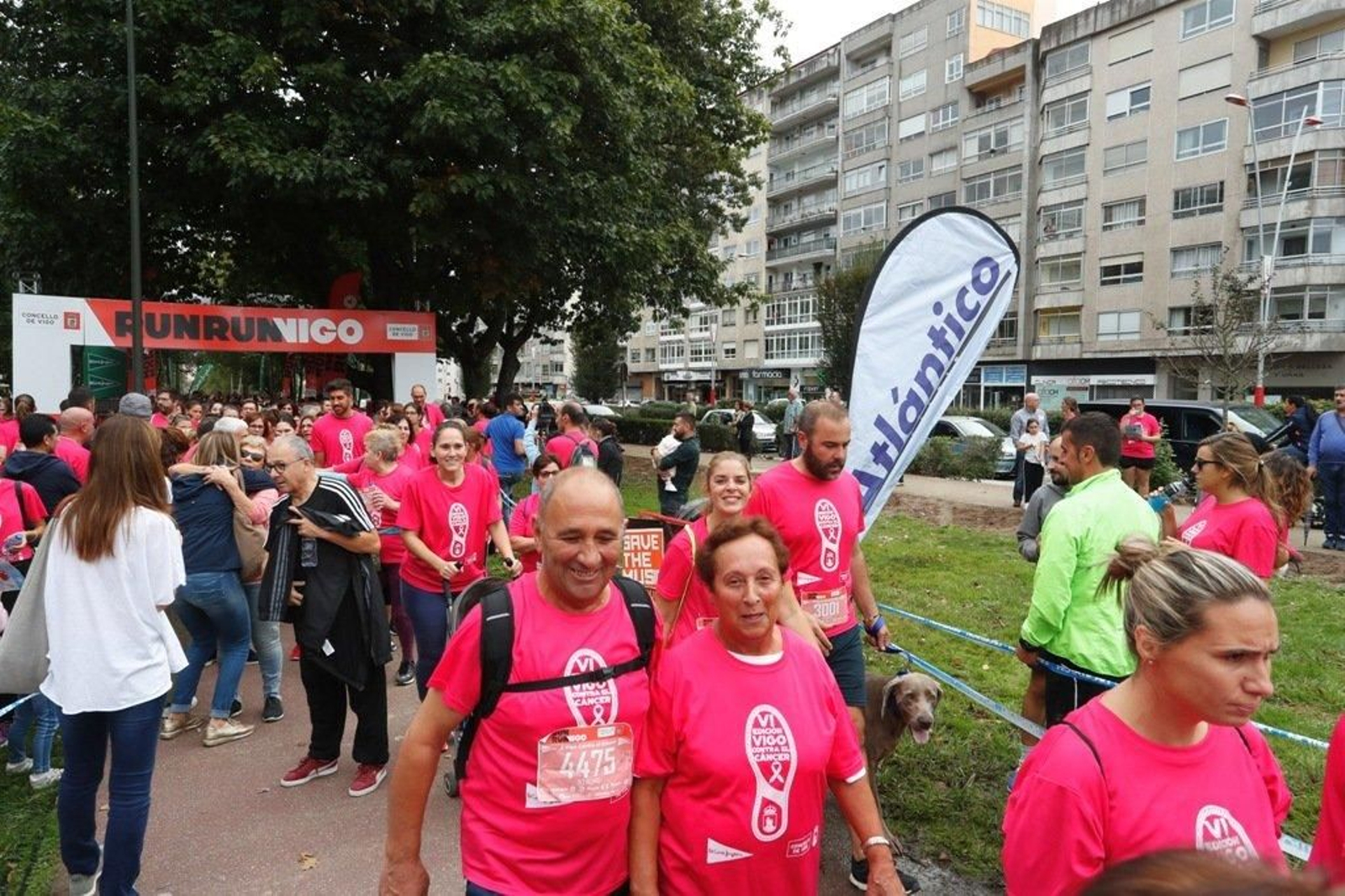 El color rosa abarrotó la Avenida de Castelao - JV Landín 163