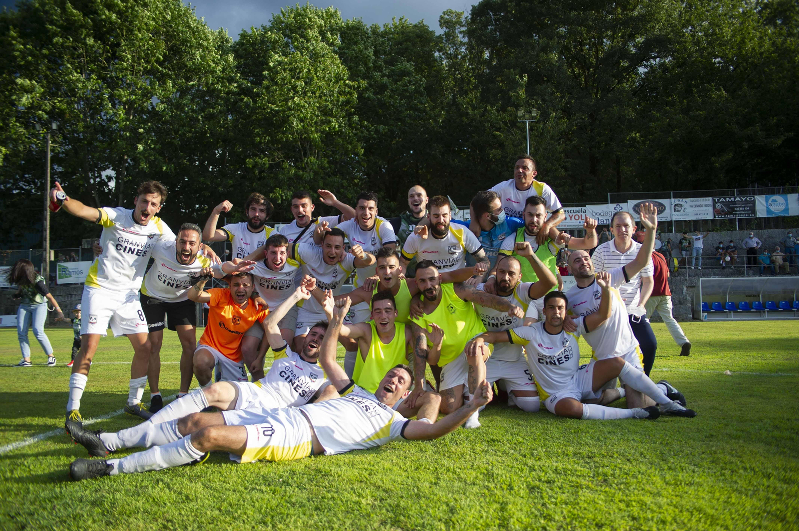 Fiesta del Arnoia por su ascenso.