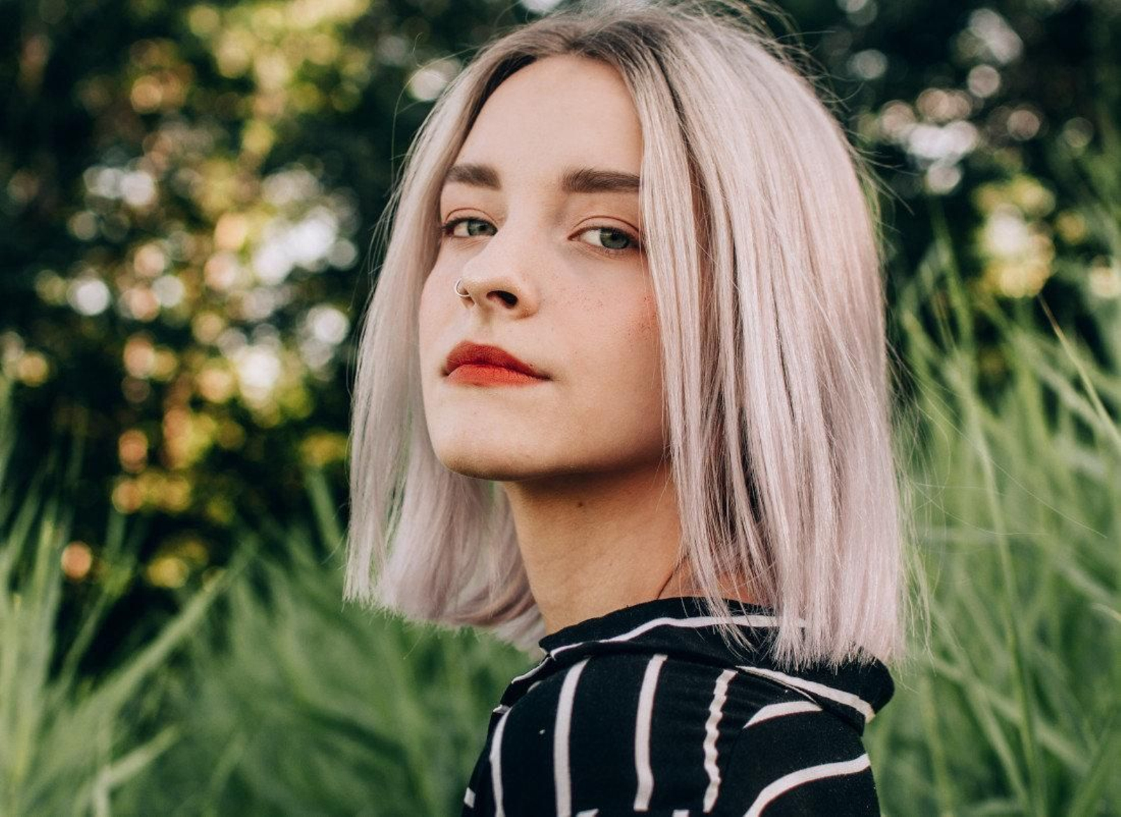 Una joven mira desafiante a la cámara. (Foto: Unsplash)