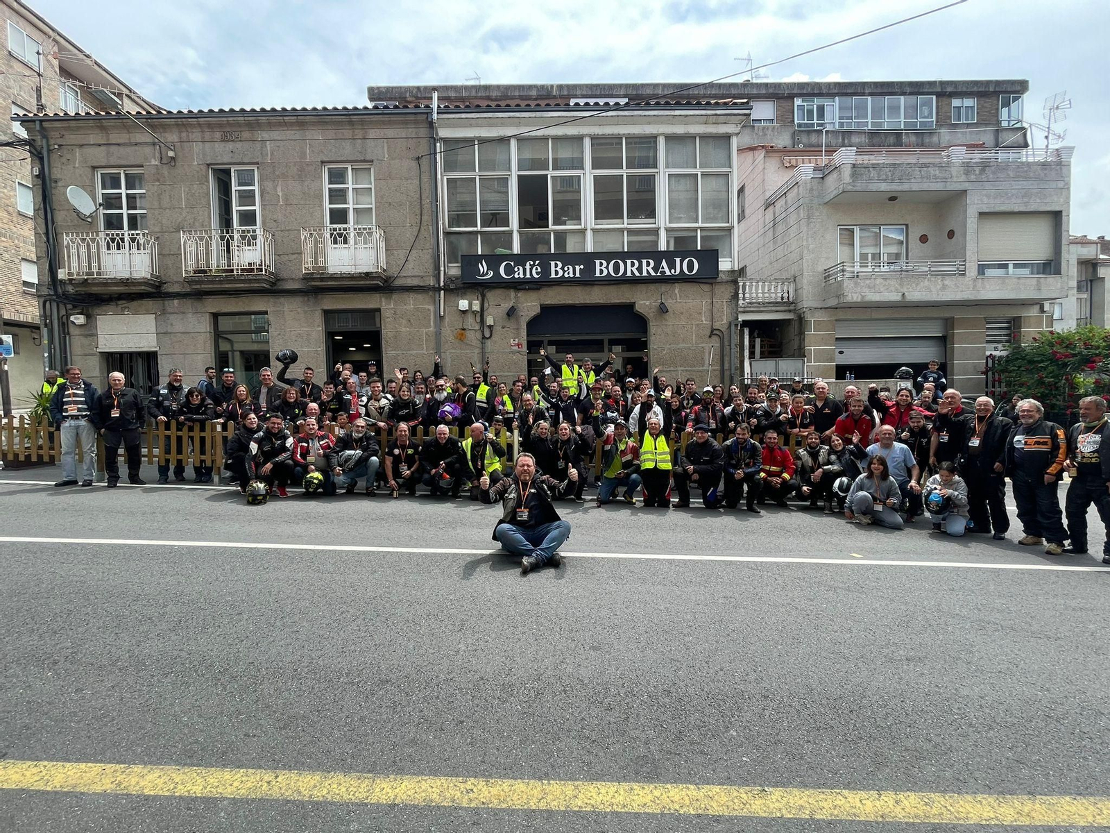 Los participantes en Allariz, en una parada para tomar un pincho.
