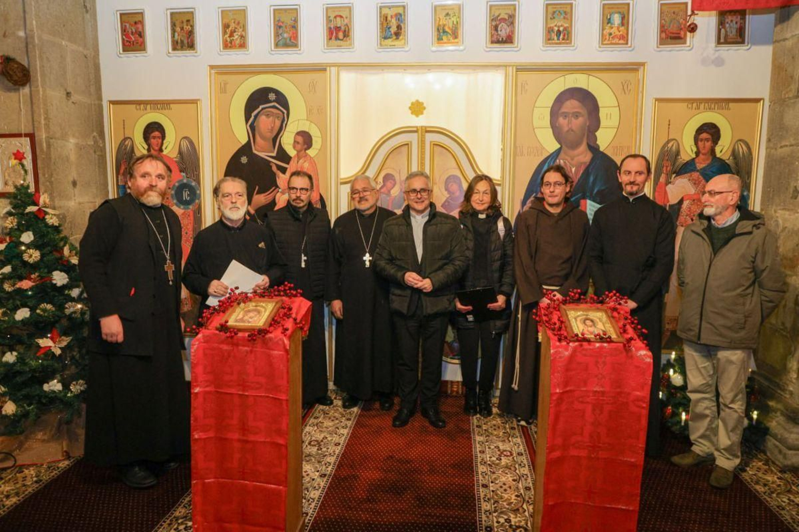 El obispo Valín, junto con representantes de las iglesias episcopal, incluida la presbítera Adela Ben, y ortodoxa.