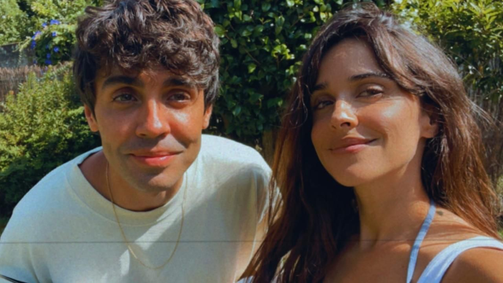 Javier Ambrossi y Macarena García comparten un selfi con sus seguidres durante su estancia en Vigo.