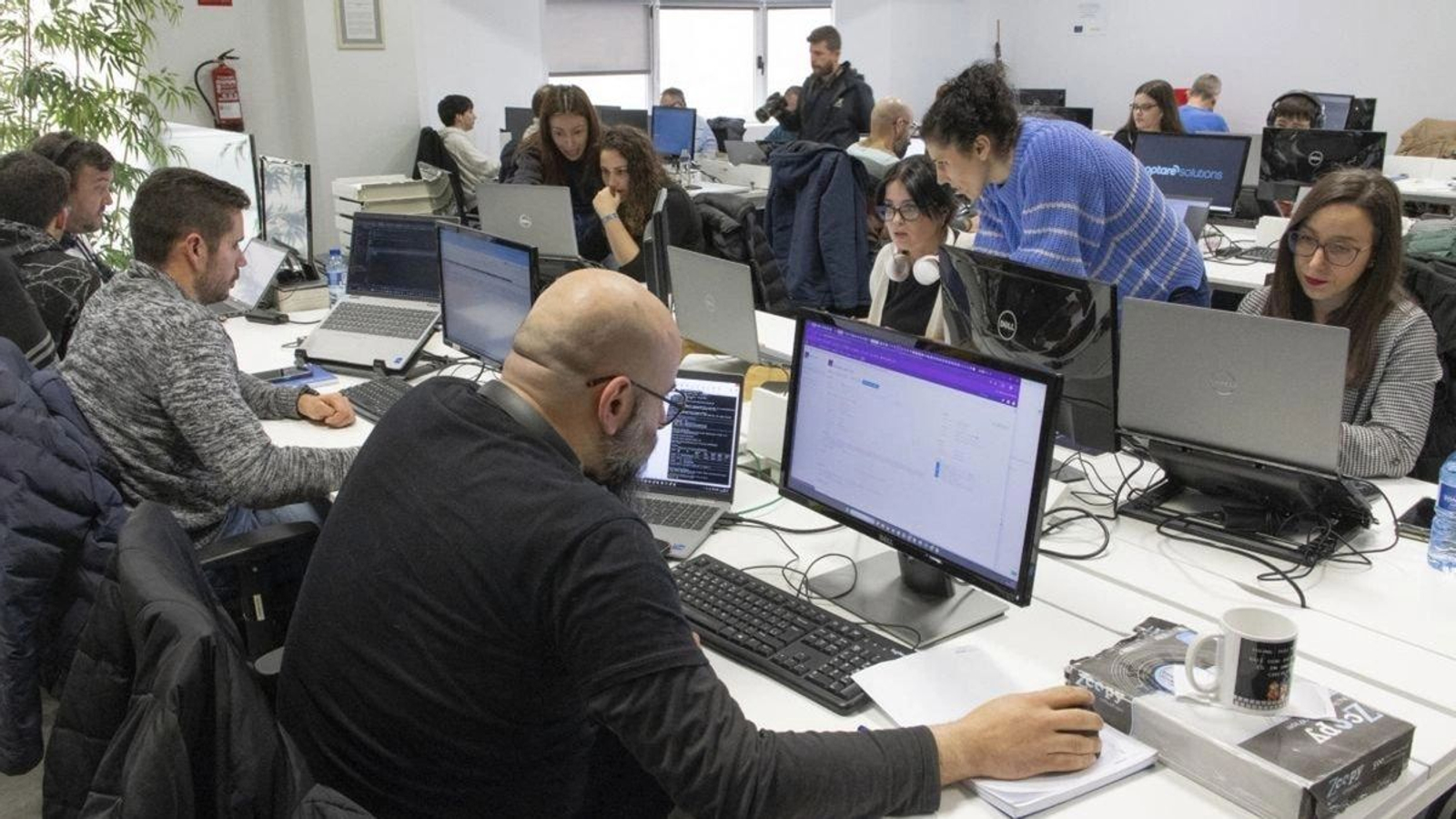 Trabajadores de Optare, en sus oficinas en Vigo.