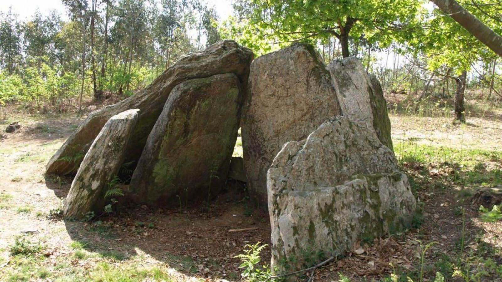 El dolmen de Candeán, en A Madroa.
