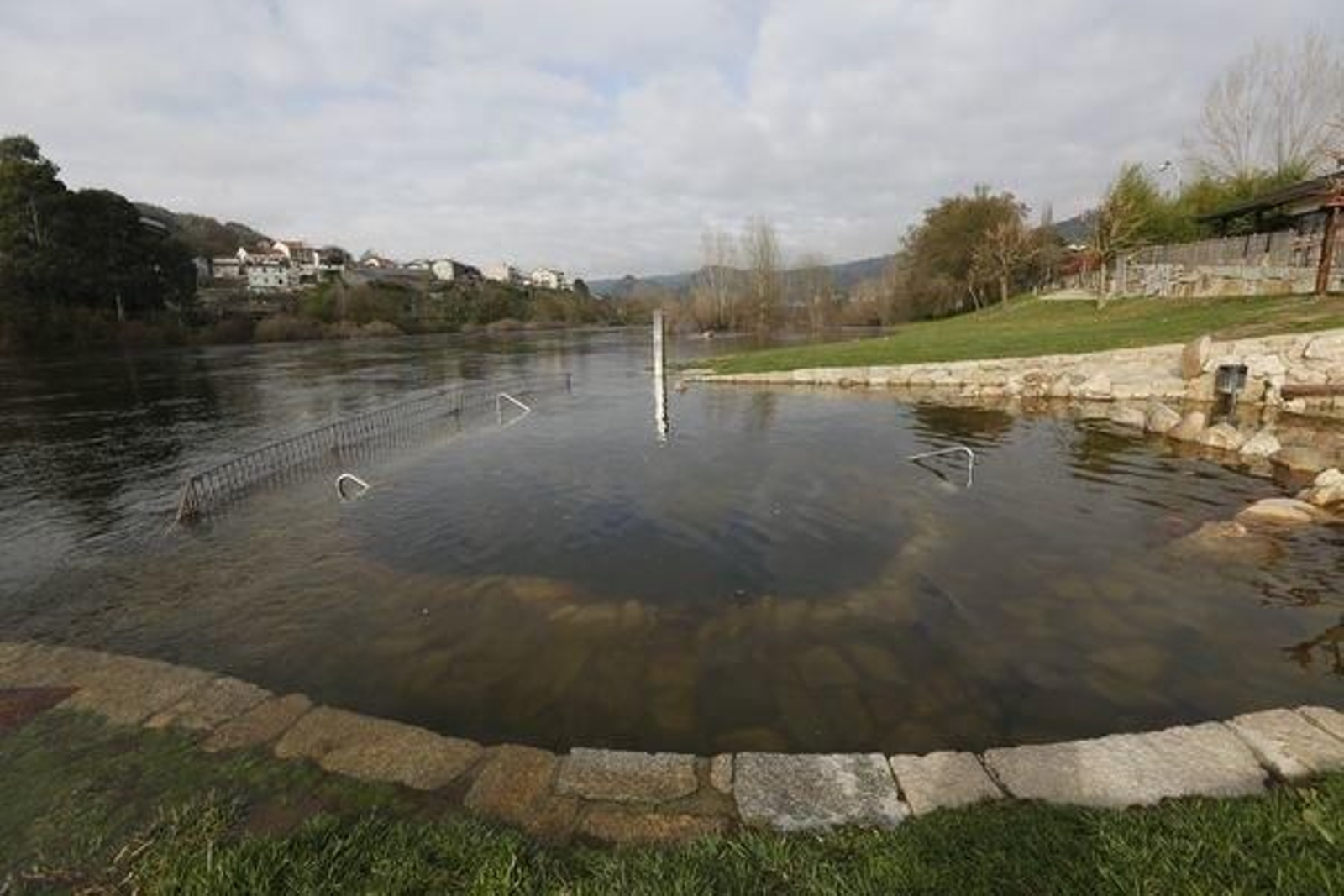 Termas de A Chavasqueira  inundadas por la crecida del río Miño.
