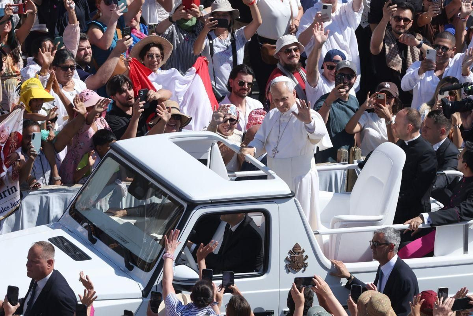 El papa León XIV saluda a los fieles en la Plaza de San Pedro.