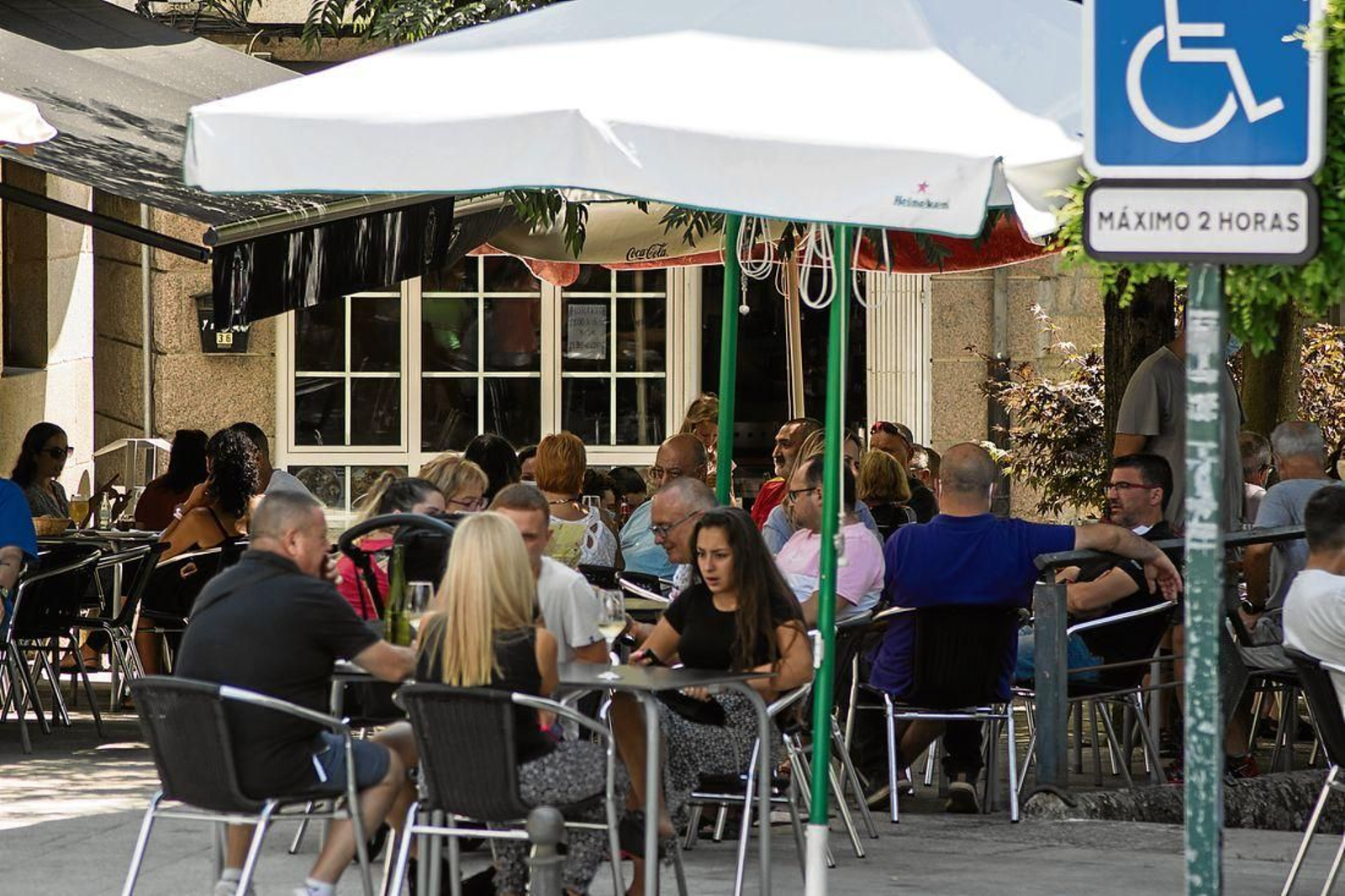 Ambiente en una terraza de Carballiño durante la última Festa do Pulpo. (Foto: Yerai Diéguez)