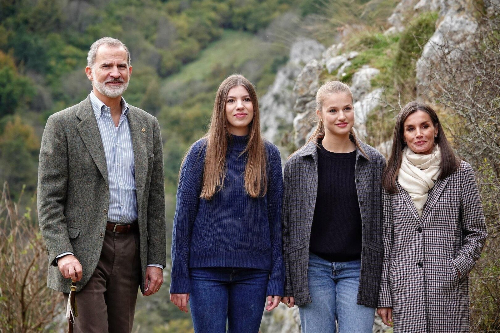 El Rey Felipe VI; la Infanta Sofía; la Princesa Leonor, y la Reina Letizia, durante el acto de entrega del premio al ‘Pueblo Ejemplar de Asturias 2024, a 26 de octubre de 2024, en Sotres, Cabrales, Asturias (España)