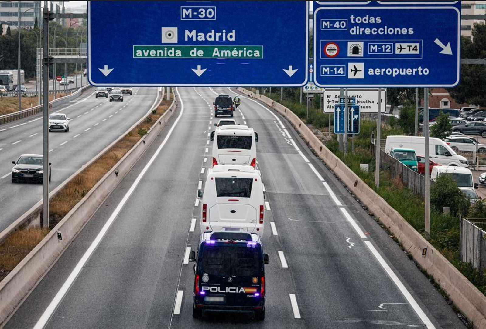 Caravana de coches oficiales, autobuses con los 14 pasajeros españoles del crucero afectado por el brote de antavirus entrando en Madrid, por la M-30, en dirección al hospital Gómez Ulla de Madrid.