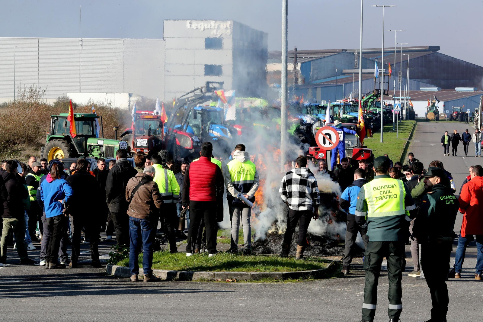 Galería | Los tractores toman Ourense y San Cibrao: "Se non estamos nós, vanse queimar ata as persianas dos edificios"