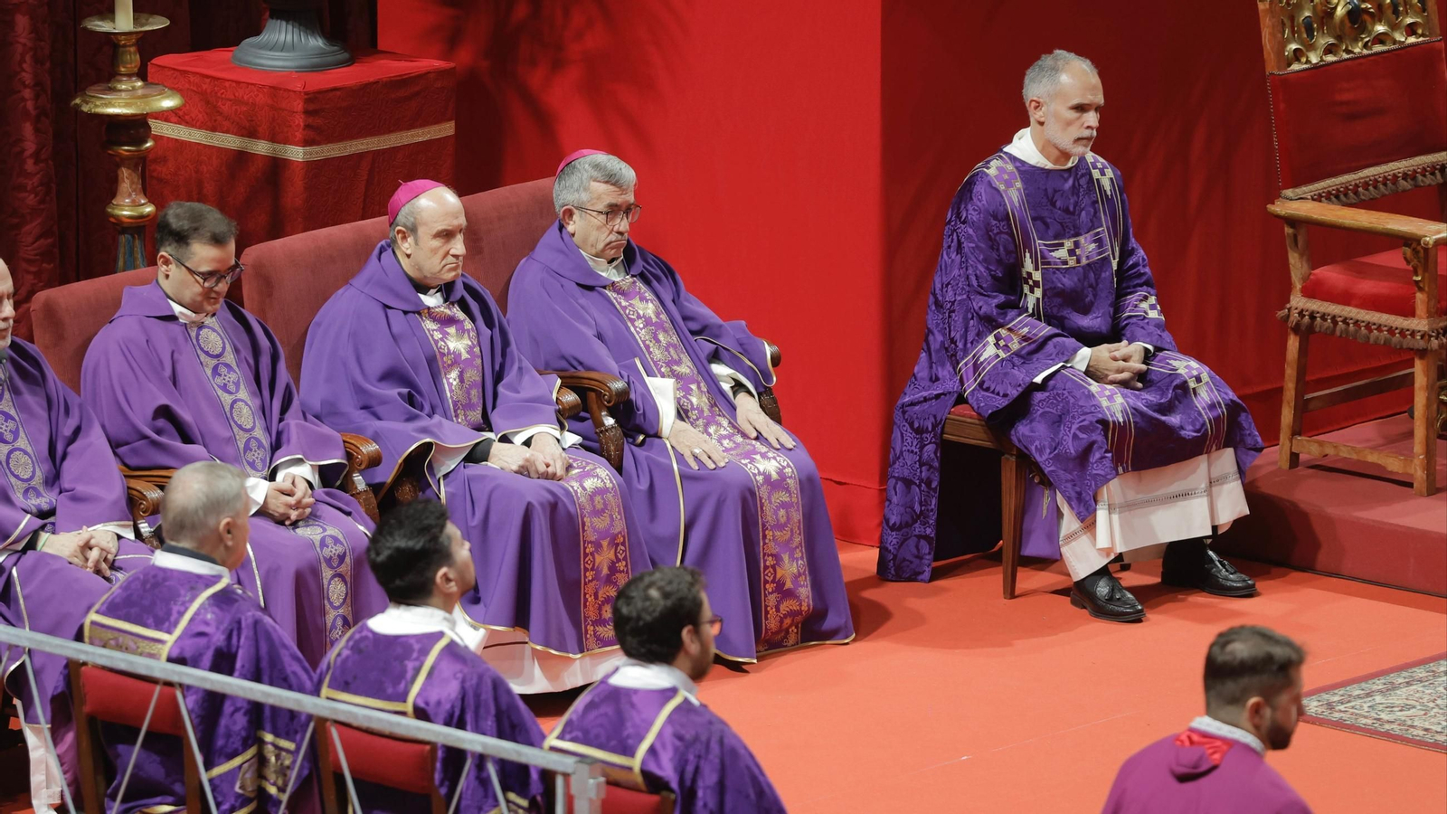 El arzobispo de Huelva, Santiago Gómez Sierra, presidió la ceremonia religiosa en memoria de los 45 fallecidos en el accidente ferroviario de Adamuz, la ceremonia se celebró en el Palacio de Deportes Carolina Marín debido a que la Catedral de La Merced no cuenta con capacidad suficiente para acoger a la multitud de asistentes.