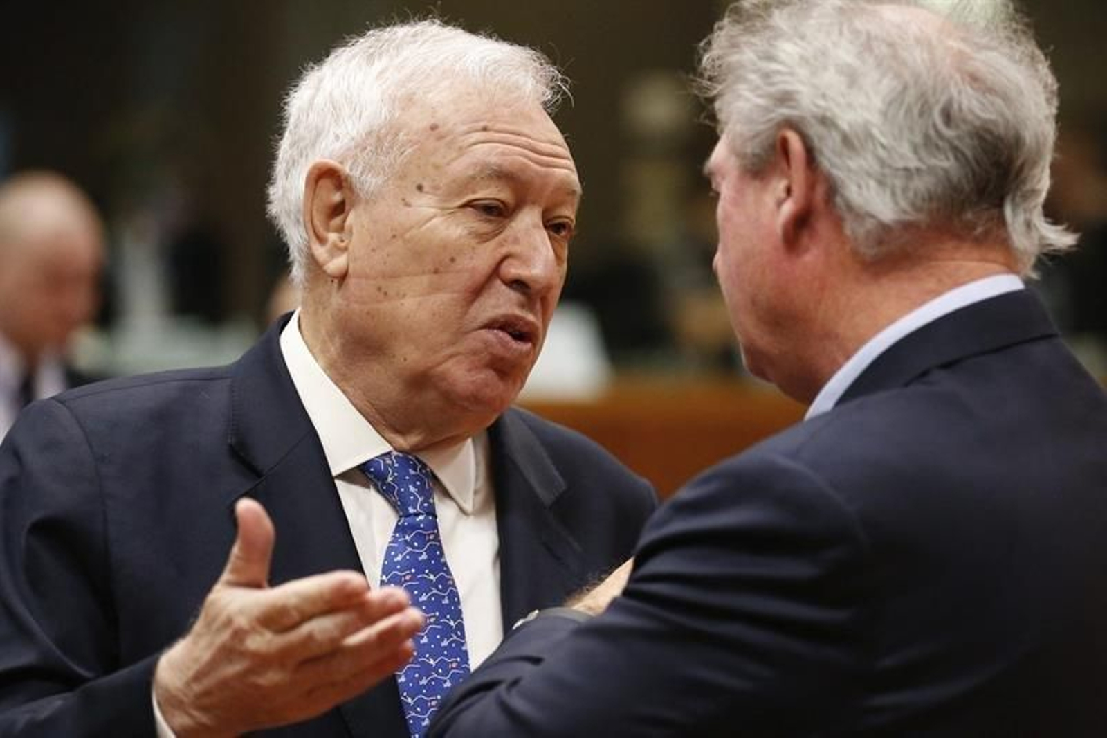 El ministro español de Asuntos Exteriores en funciones, José Manuel García-Margallo (i), charla con su homólogo luxemburgués, Jean Asselborn