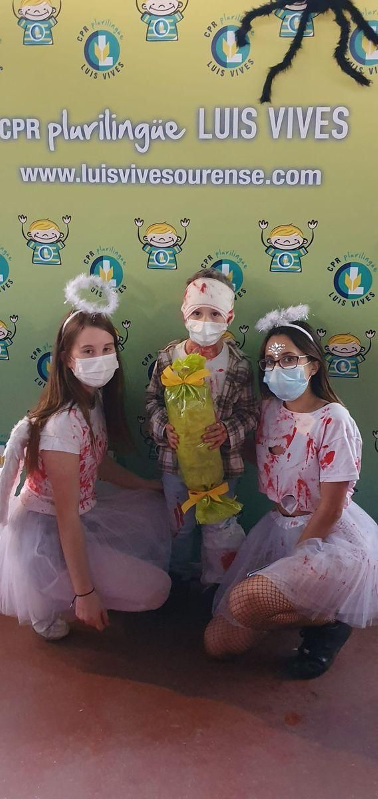 Luis Vives. Yanira e Nerea na entrega de premios aos difraces máis terroríficos xunto a Anxo.