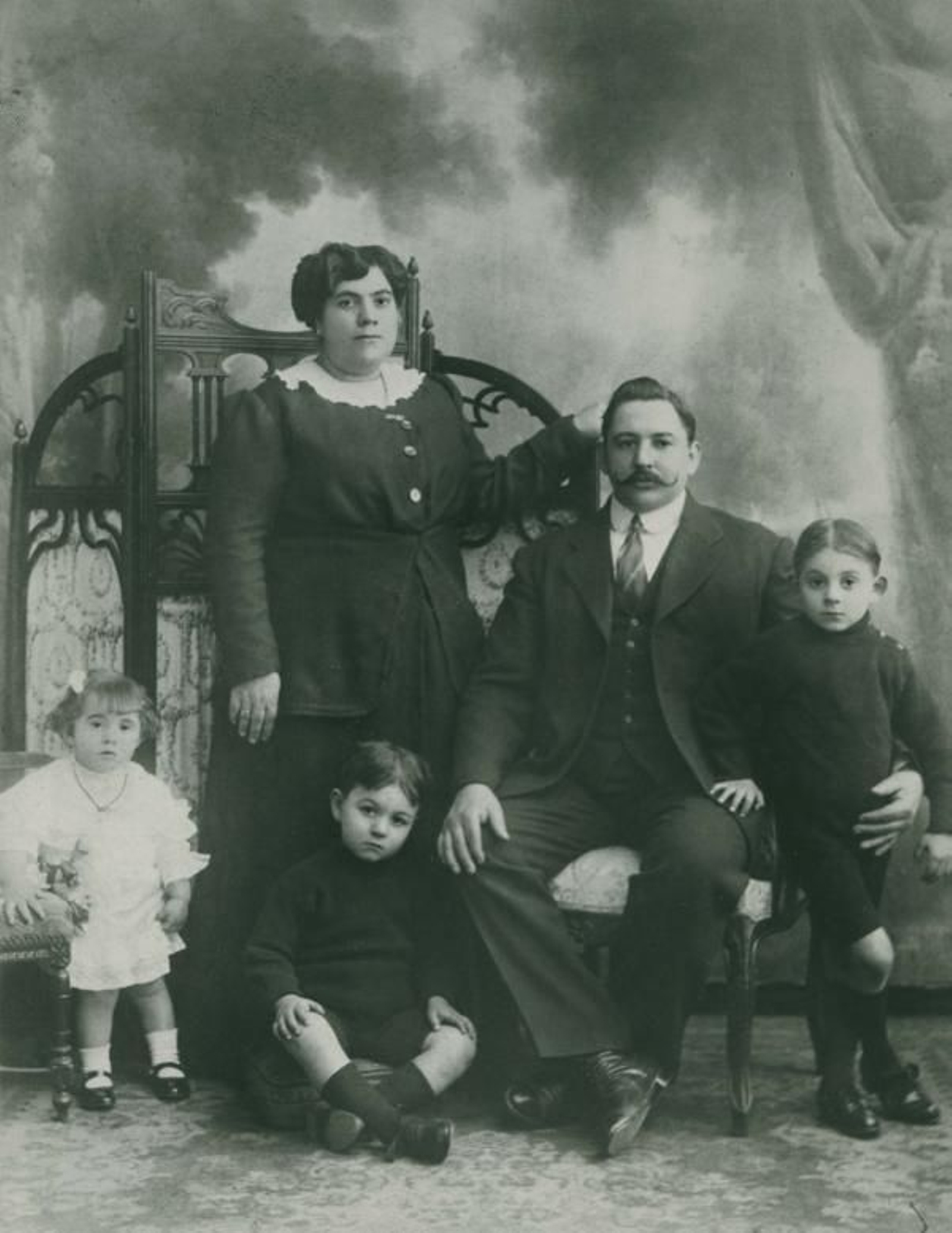 Luis Seoane junto a su familia en Buenos Aires, antes de partir hacia Galicia