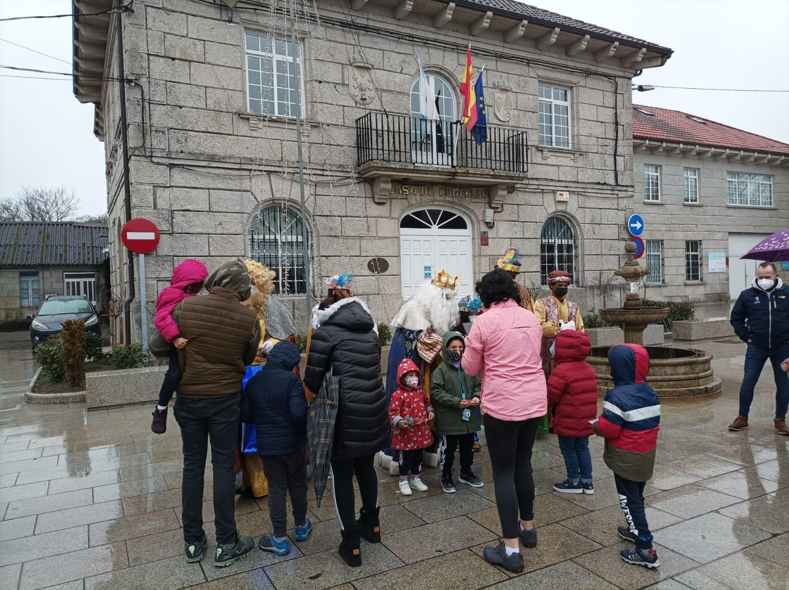 O IRIXO. Los Reyes Magos hicieron parada en O Irixo visitando a los mayores residentes en el geriátrico y fueron recibidos por los niños y niñas de la localidad.