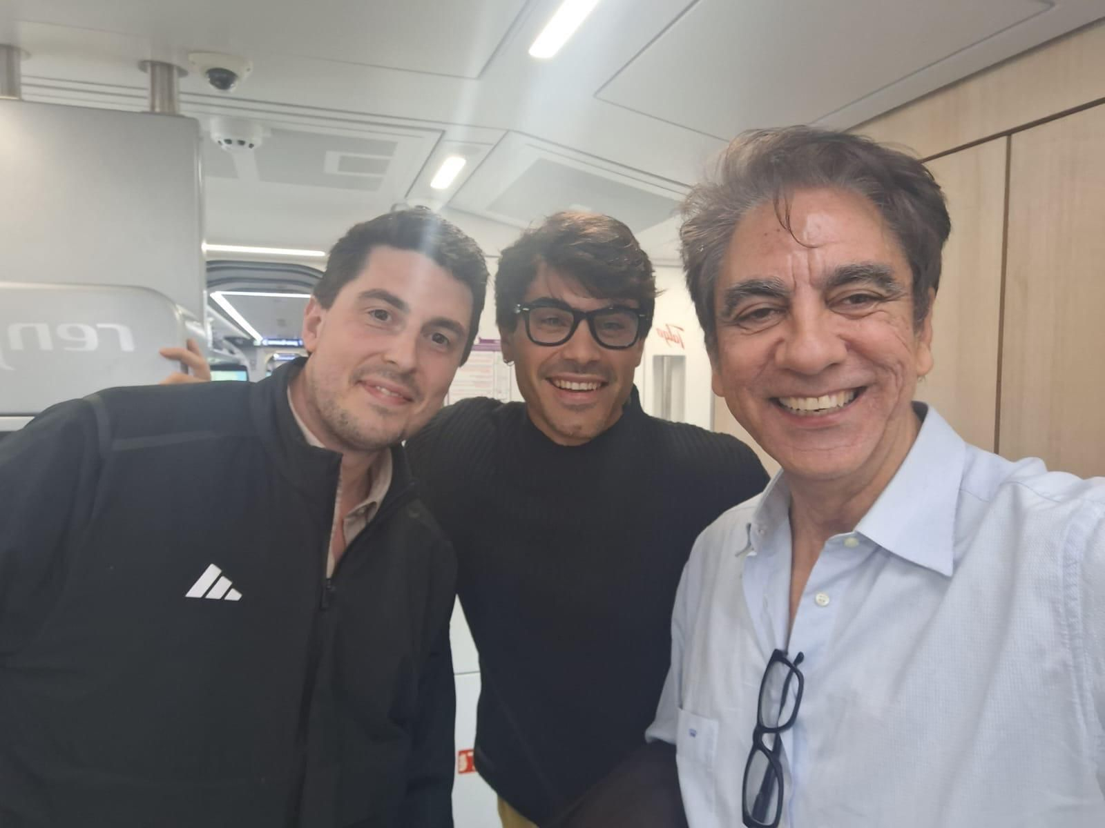 Los tres facultativos protagonistas, dentro del tren.