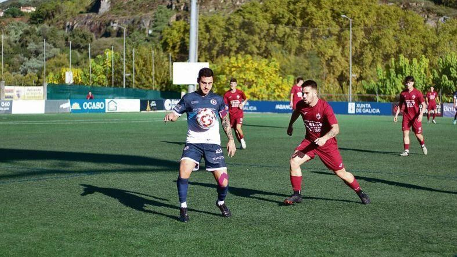 El capitán del Cented Academy, Alberto Blanco, controla la pelota ante la mirada de un contrario.