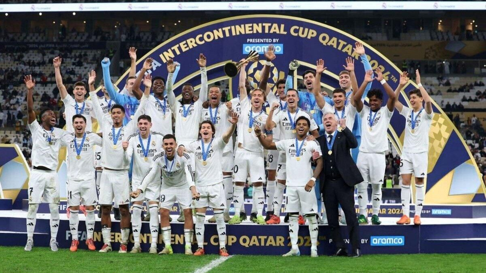 Los jugadores del Real Madrid y su técnico, Carlo Ancelotti, levantan el trofeo que les acredita como campeón de la Copa Intercontinental.