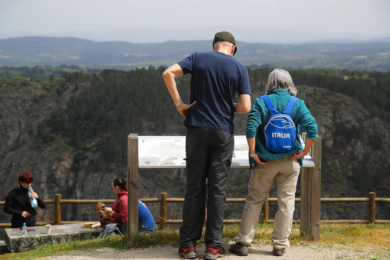 Una pareja de turistas italianos en los Balcones de Madrid