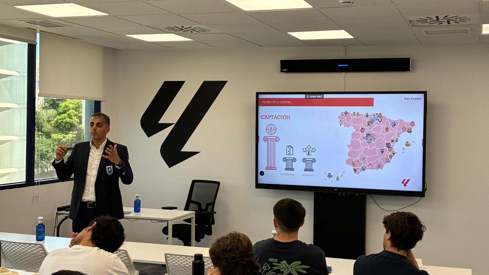 Eduardo Covelo imparte un seminario en las oficinas de la Liga.