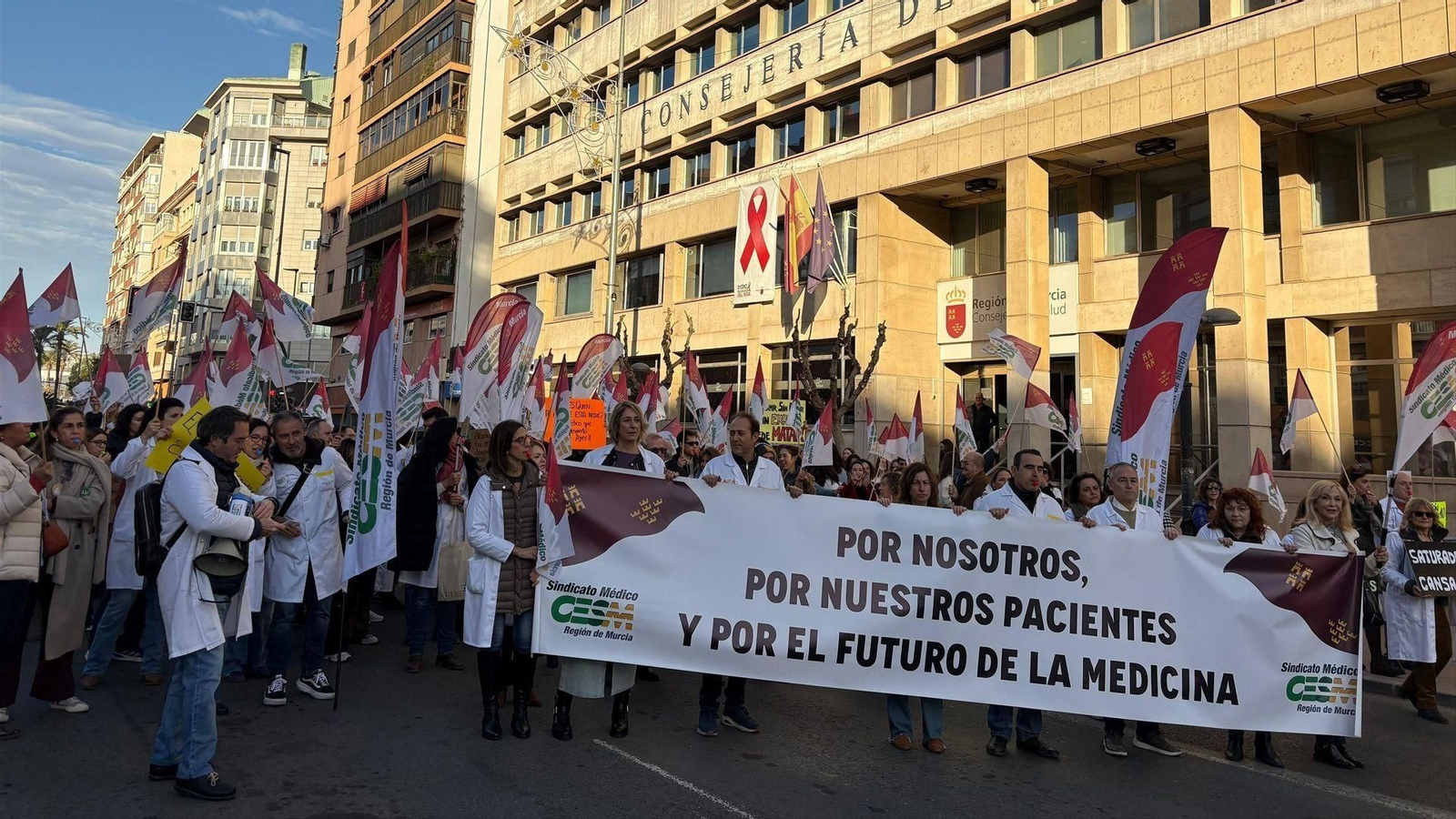 Concentración de médicos en Consejería de Salud por la huelga de diciembre 2025.