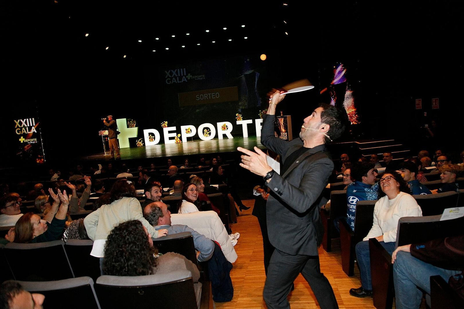 Durante el acto se repartieron muchos premios a golpe de pelota de ping pong, como estancias en balnearios o jamones de Coren.