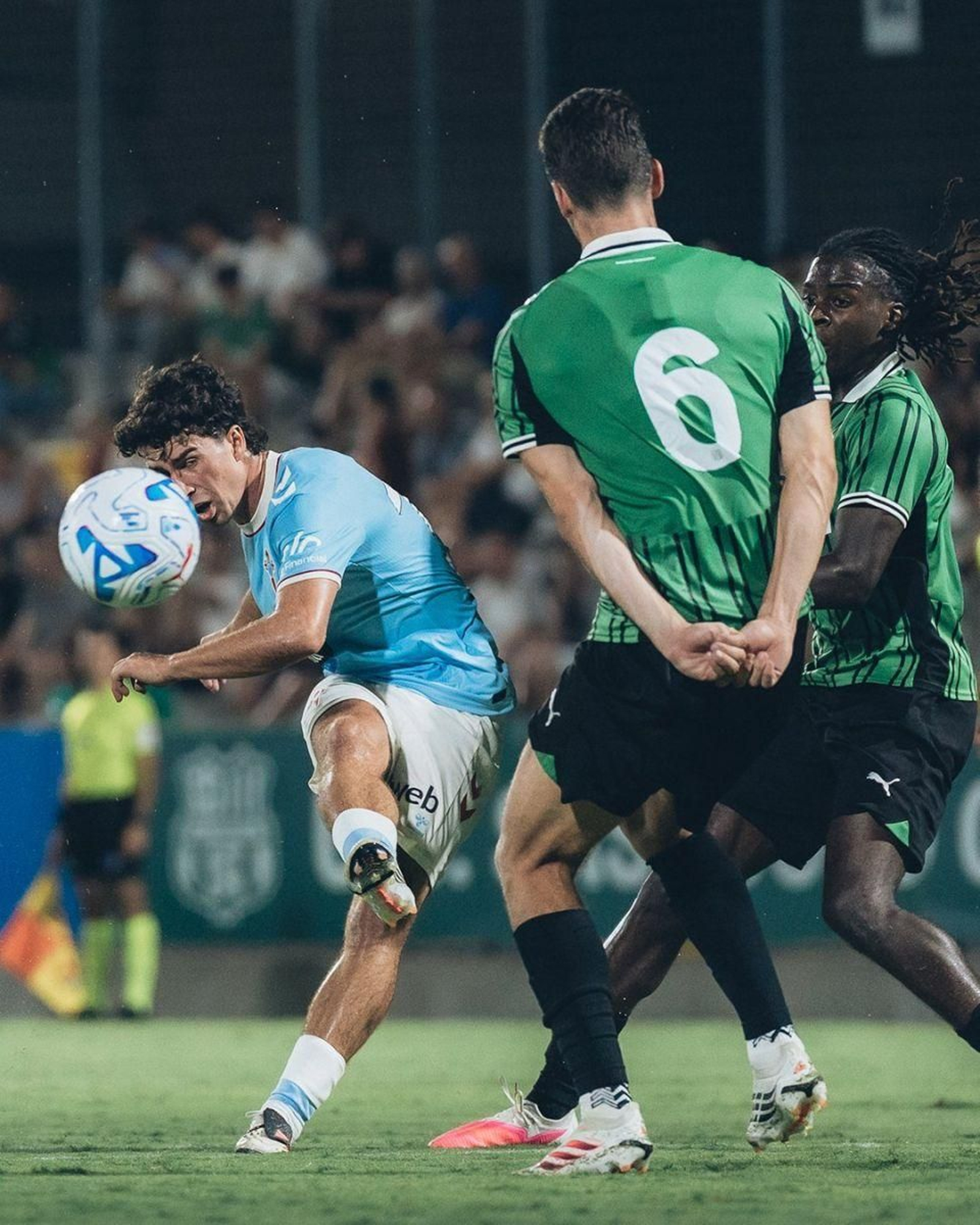 Hugo González golpea a gol.