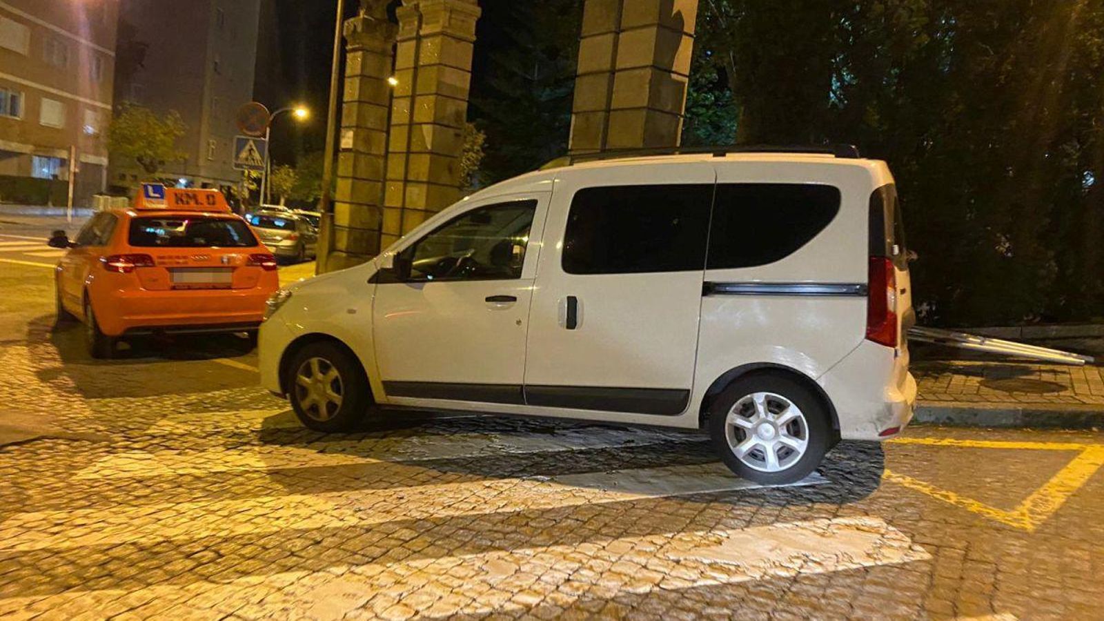 Vehículo mal aparcado