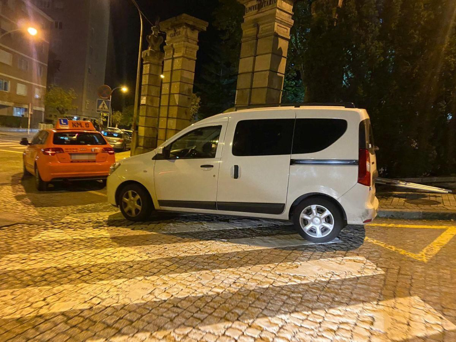 Vehículo mal aparcado