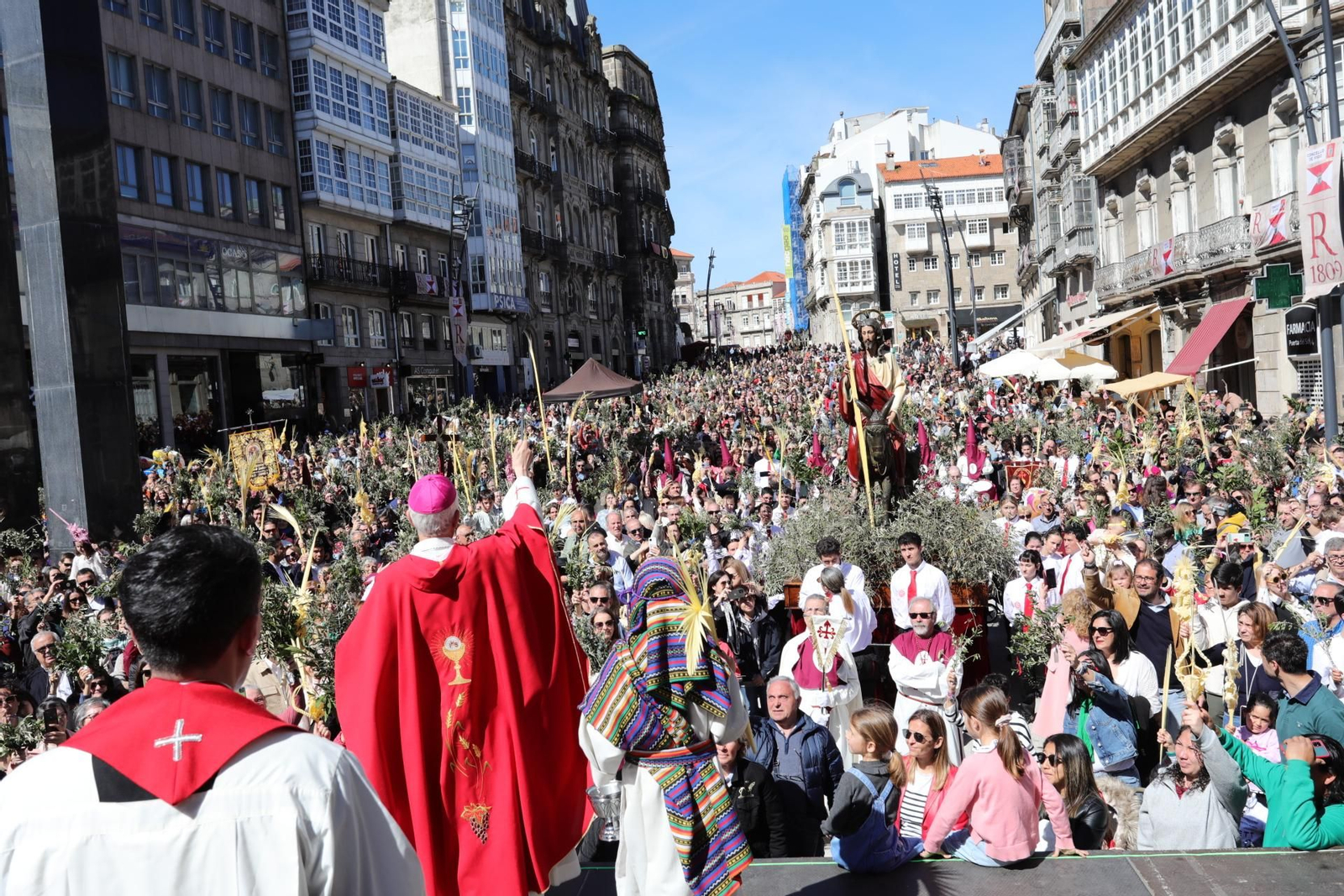 Procesión de la Borriquita y bendición en la Porta do Sol, este Domingo de Ramos. // Jorge Santomé