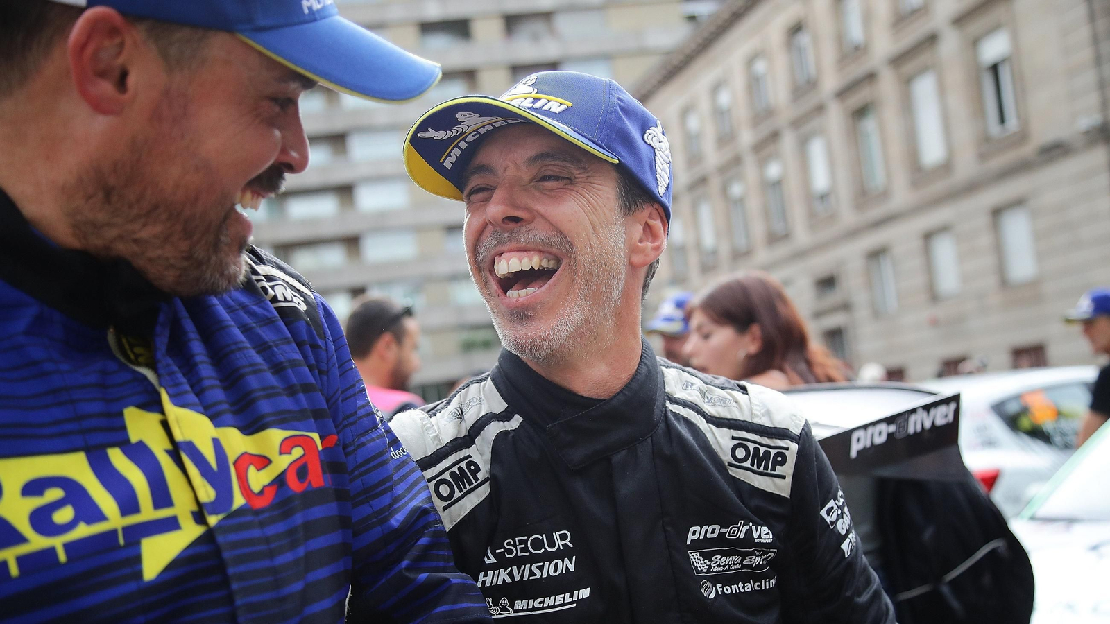 Muñiz celebra con Nestor, su copiloto, en la calle del Paseo