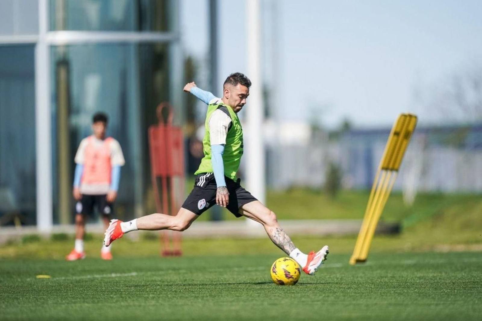 Iago Aspas ensaya un disparo durante el entrenamiento de ayer en Mos.