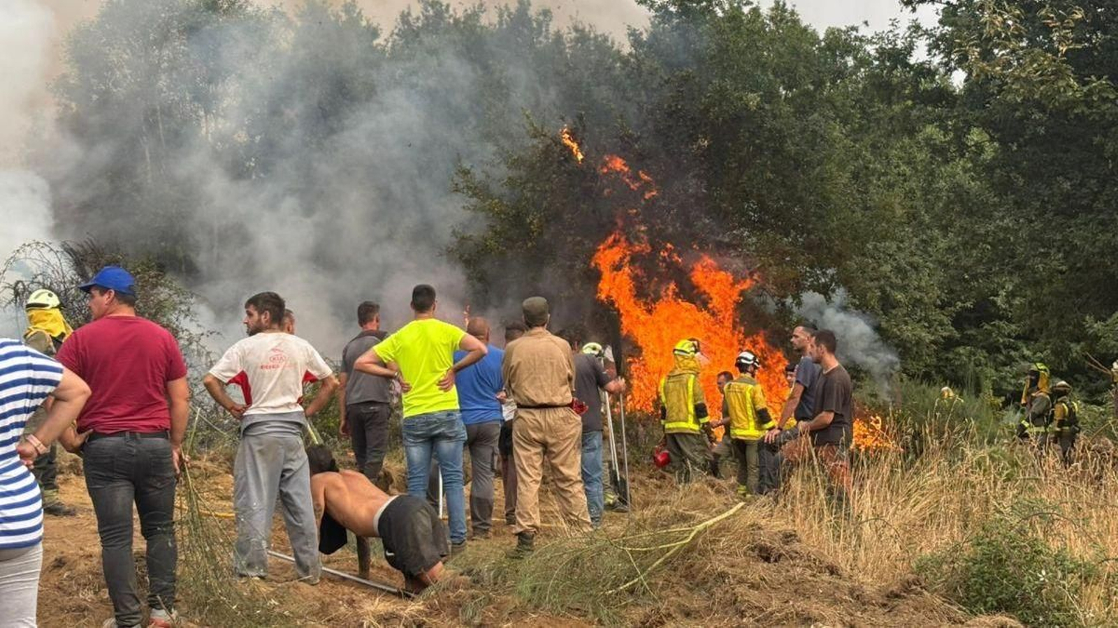 Uno de los fuegos que azotó el concello de Maceda.