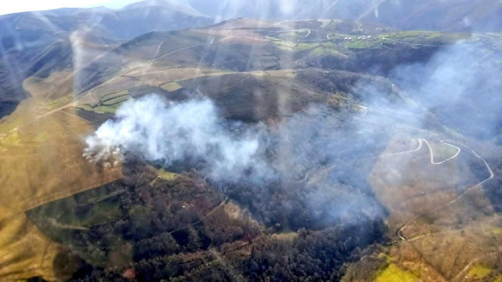 Vista aérea del incendio en Chandrexa de Queixa. (Foto: Twitter / @AT_Brif)