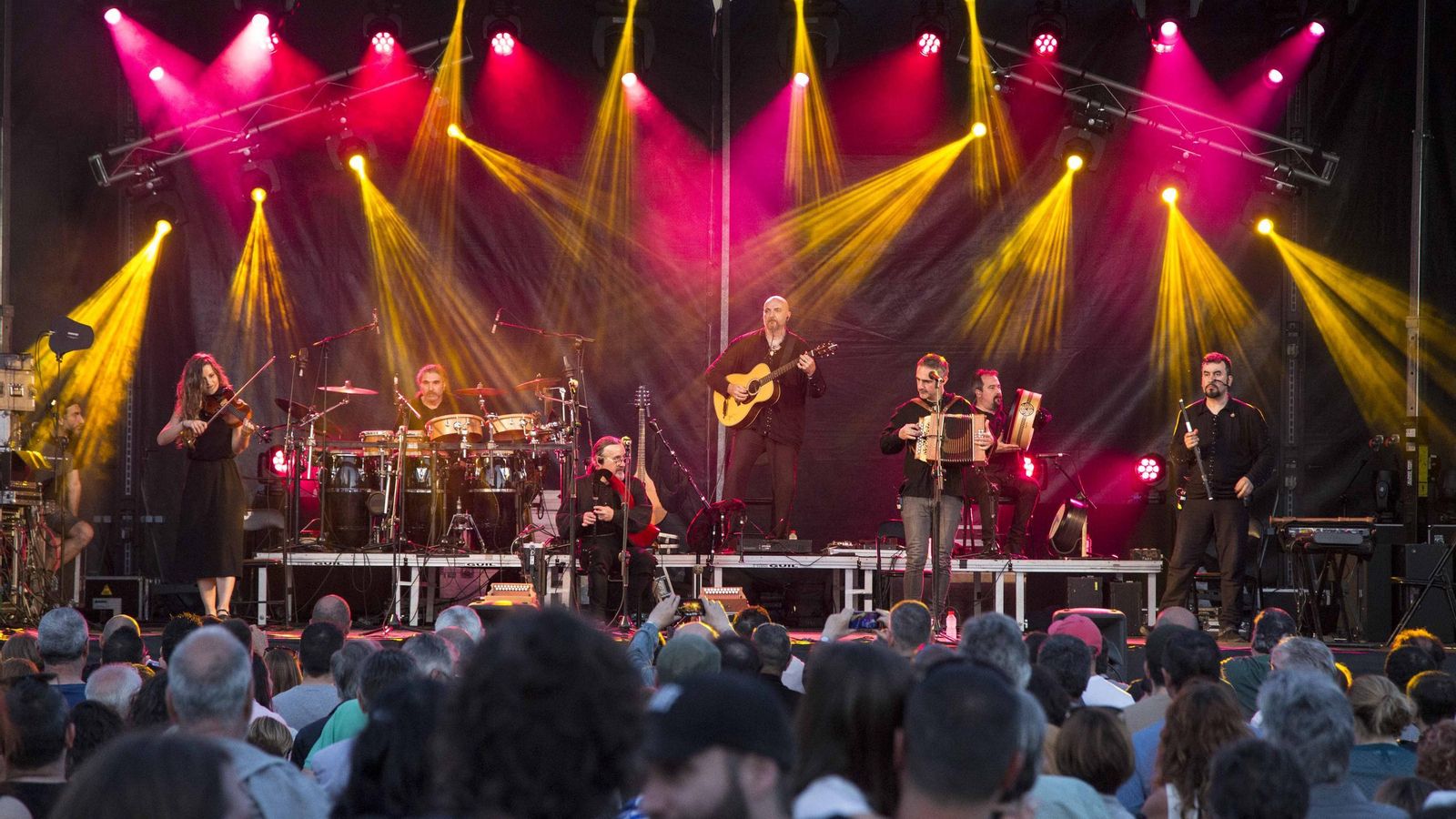 Luar Na Lubre durante un concierto.