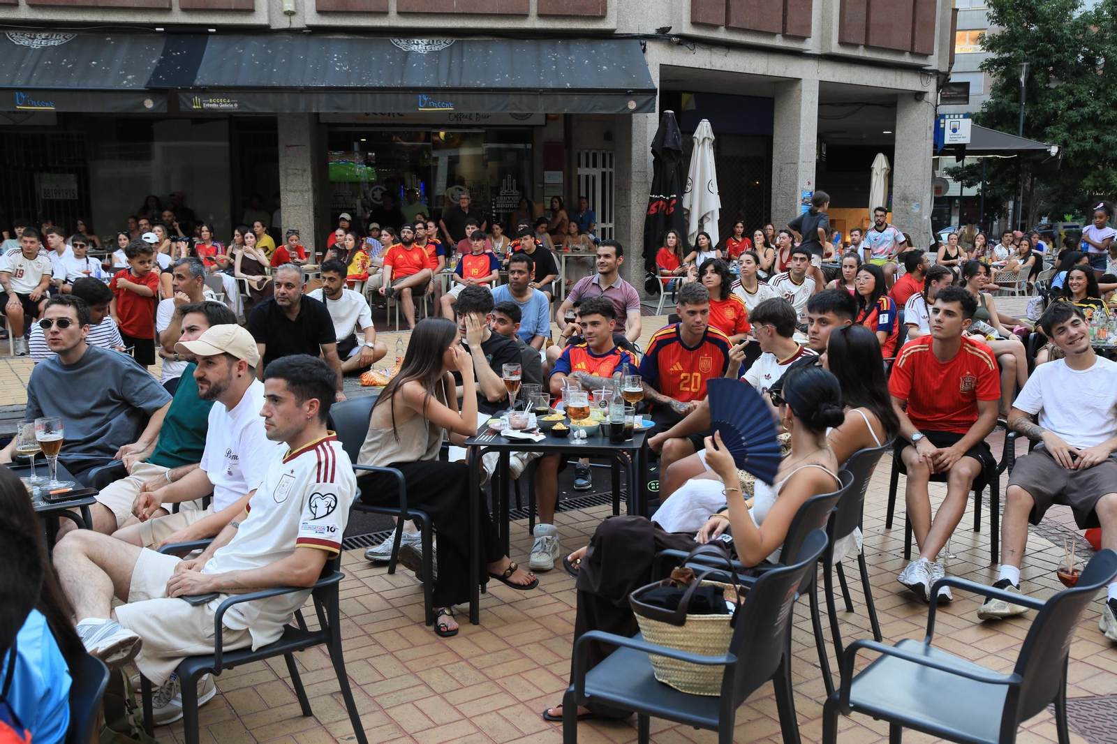 Galería | Ambiente y expectación en las terrazas de Ourense para disfrutar del partido de la selección española ante Portugal , en fotos